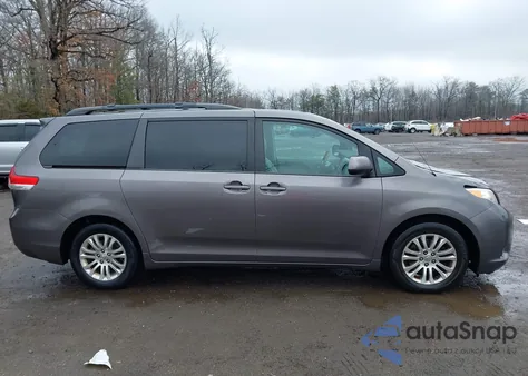 2014 Toyota Sienna Xle V6 8 Passenger z USA, uszkodzony, nr VIN 5TDYK3DC0ES443577